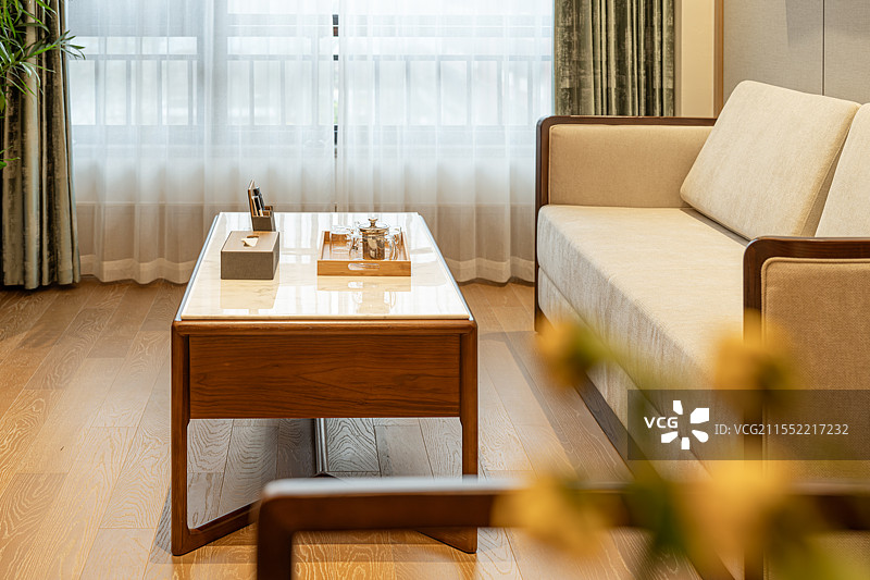 沙发与茶几的组合，一张温馨氛围的家居照片图片素材