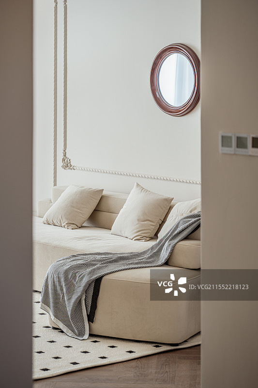 温馨而令人舒适的客厅沙发特写，画面中有沙发与其旁边的装饰物图片素材