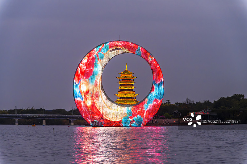 福建厦门集美区海上生明月与杏林阁夜景图片素材