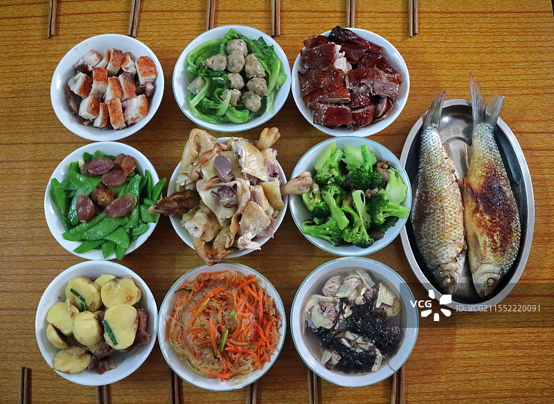 农村在除夕夜拜神的年夜饭图片素材