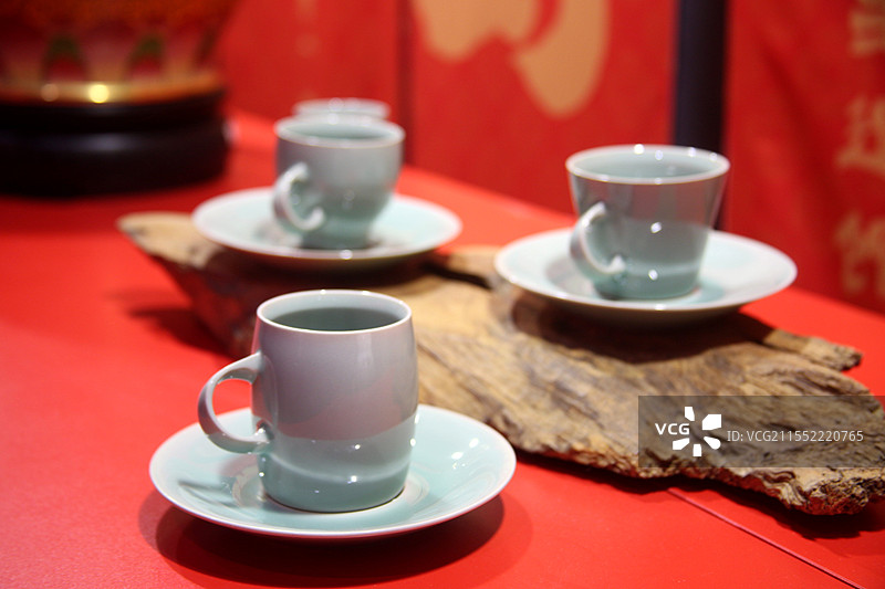 桌子上的咖啡杯和茶碟的特写镜头图片素材