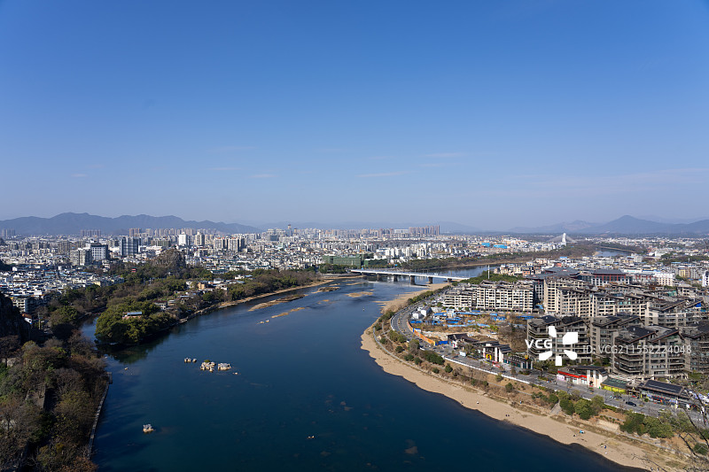 哪吒2取景地广西桂林，从叠彩山上往远处看，晴天下城市内的景色，可以看到独秀峰王城、环珠洞、伏波山…图片素材