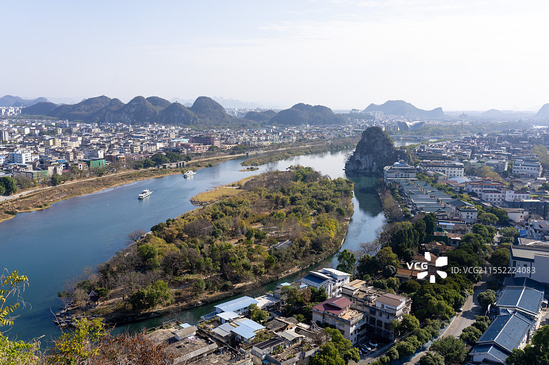 哪吒2取景地广西桂林，从叠彩山上往远处看，晴天下城市内的景色，可以看到独秀峰王城、环珠洞、伏波山…图片素材