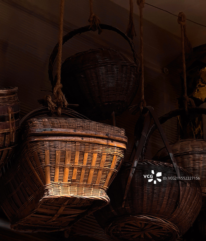 挂在房梁上的竹篮子图片素材