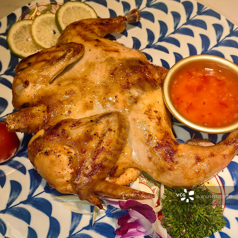 餐桌烤鸡特写图片素材