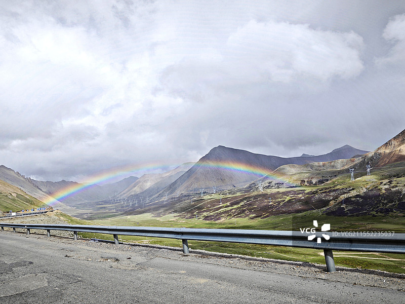 西藏昌都高原高山公路湖泊蓝天白云彩虹美景图片素材