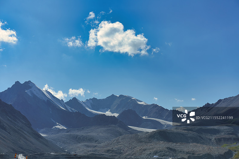 独库公路哈希勒根达坂：壮美的雪山与蓝天白云图片素材
