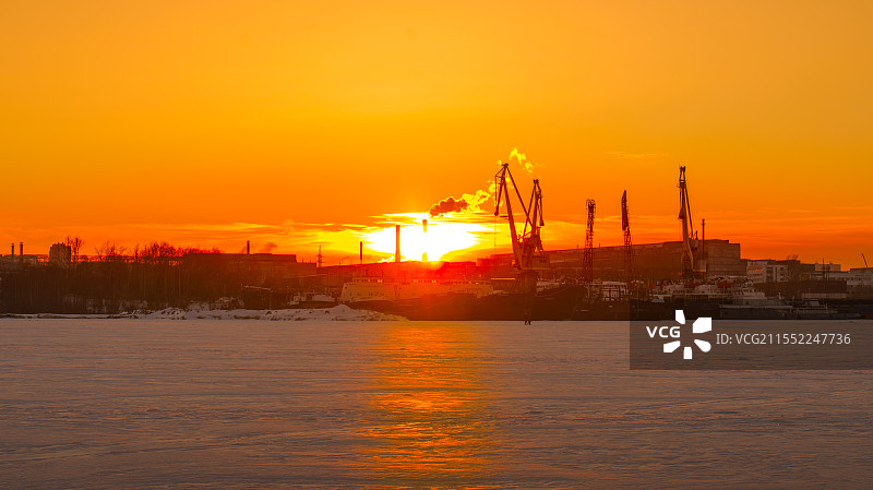 夕阳下的港口图片素材