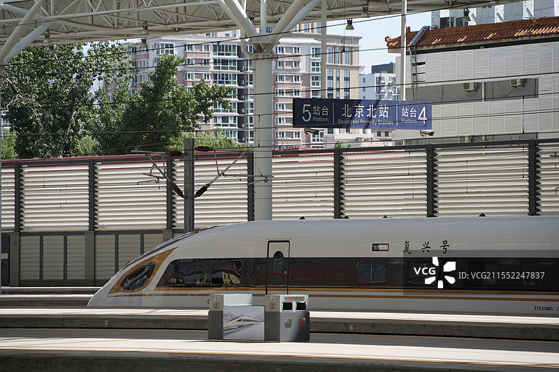 停在北京北站的复兴号动车图片素材