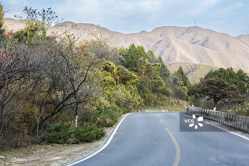 北京秋天门头沟的山路图片素材
