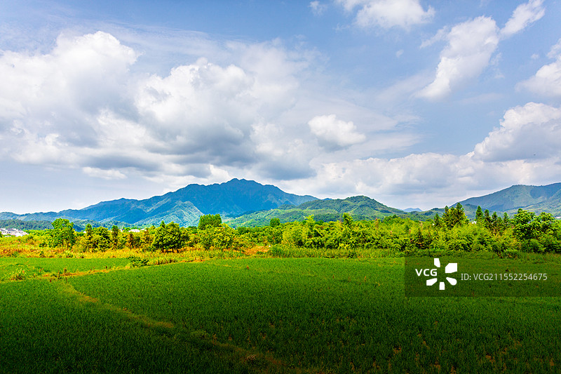 安徽省宣城市泾县桃花潭风景区里的桃花潭景观图片素材