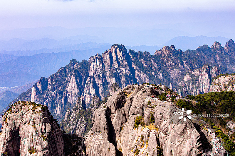 远观黄山鳌鱼峰图片素材