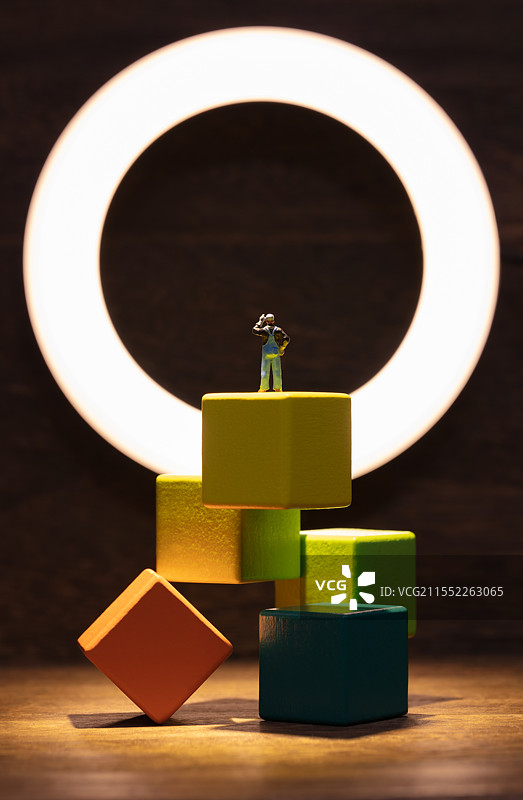 微缩创意悬浮积木与发光的O图片素材