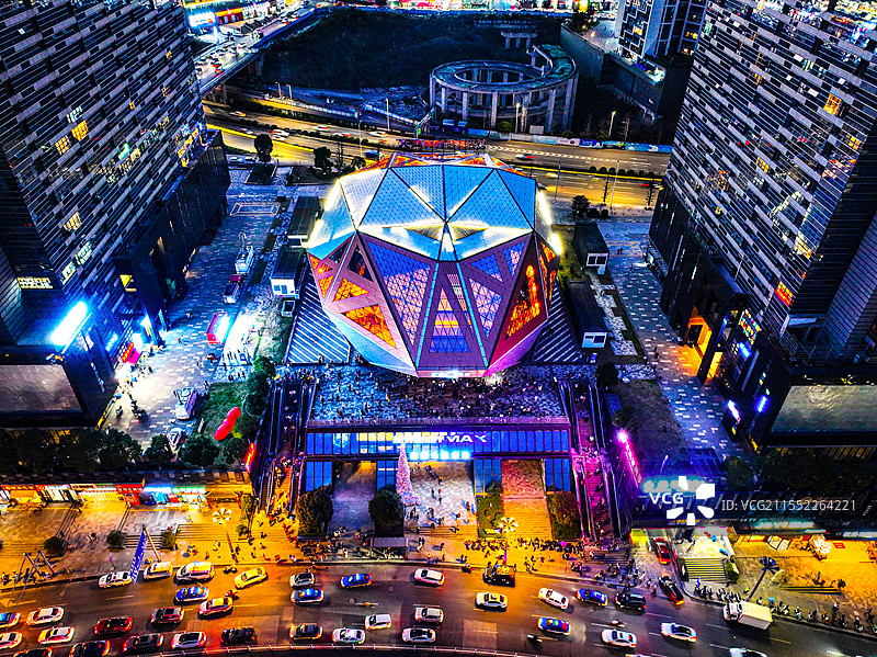 贵阳上映《哪吒2》越界影城持续受到影迷青睐，夜下蓝宝石美不胜收图片素材