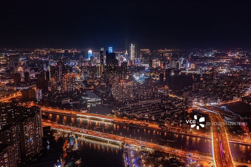 京杭大运河与梁溪河璀璨的夜景，无锡市中心高楼林立，印证经济的高速发展图片素材