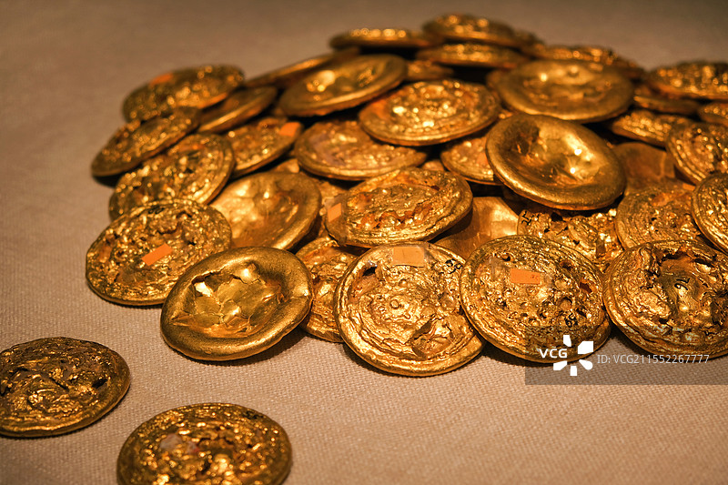 博物馆的黄金制品文物 贵重金属货币 金饼图片素材
