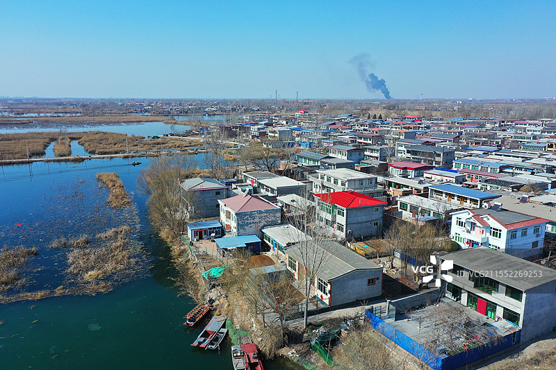 龙跃雄安瞰九州，碧波潋滟映琼楼荷风漫卷千重浪，苇影轻摇万顷绸杨庄子图片素材