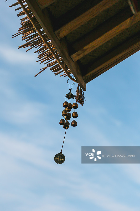 蓝天下的风铃图片素材