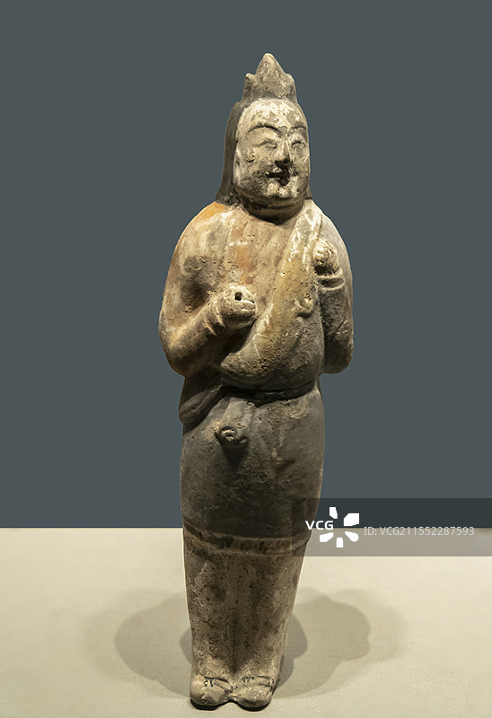 山西博物院“民族熔炉”展：袒肩侍卫俑（北齐·河清元年，山西省寿阳县贾家庄村厍狄迴洛墓出土）图片素材