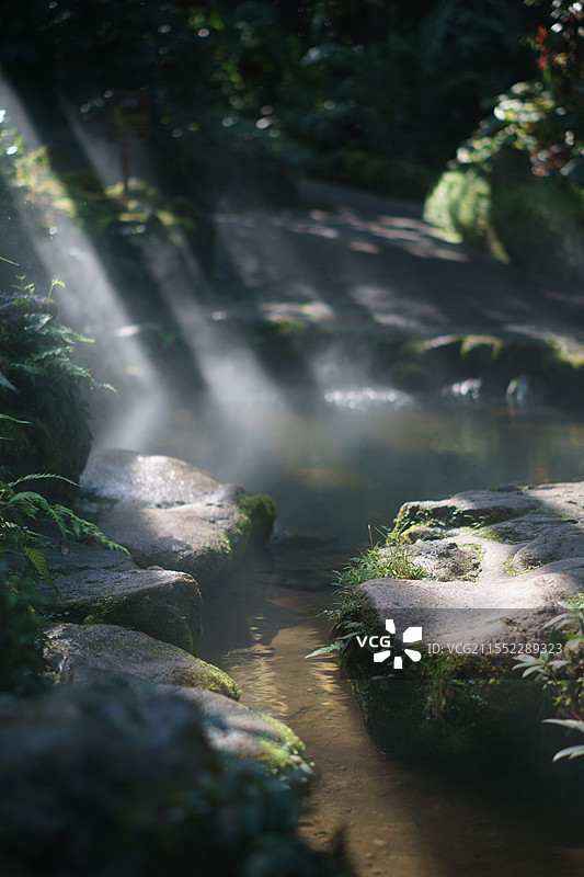 丁达尔效应下的水沟图片素材