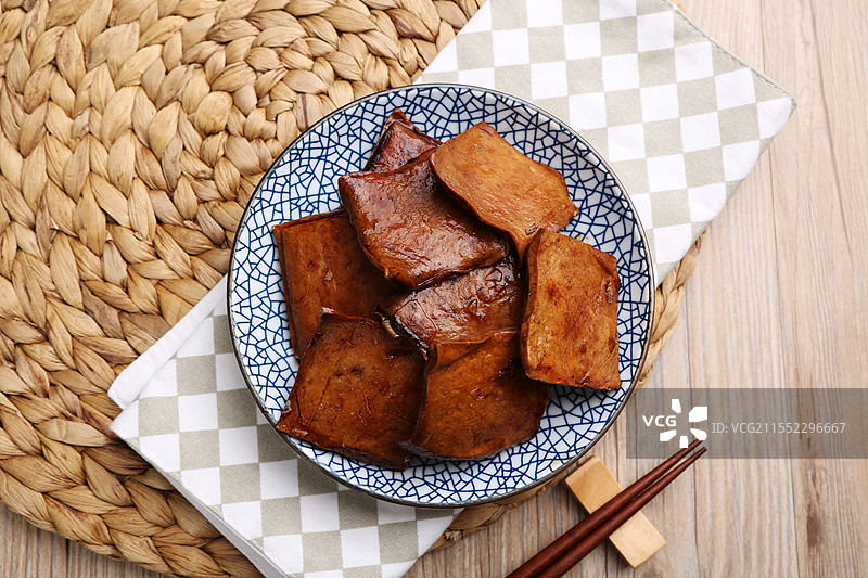 蓝白瓷盘装五香豆干图片素材