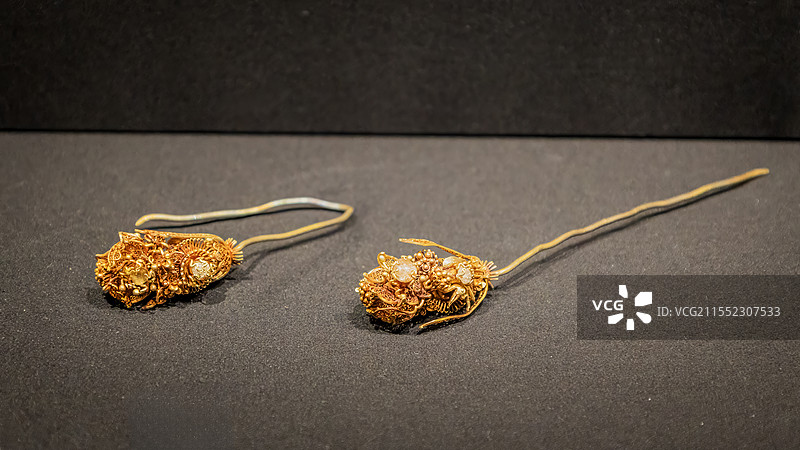 浙江省博物馆藏明朝金累丝镶宝菊花仙鹤耳环图片素材