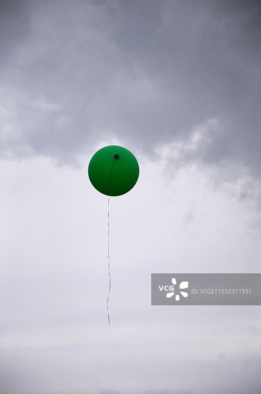 孤独的绿气球图片素材