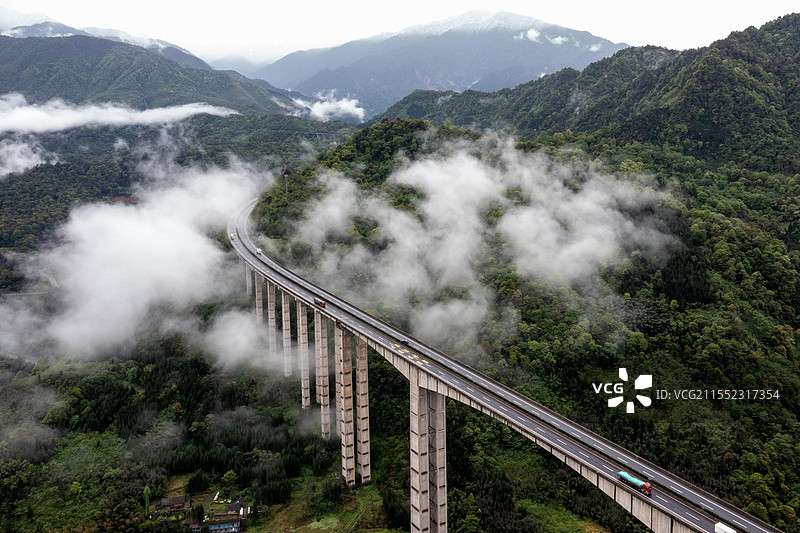 雅西高速穿越大相岭图片素材