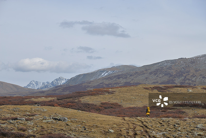 阿勒泰喀纳斯徒步穿越路线上的徒步客（摄于禾木小黑湖）图片素材