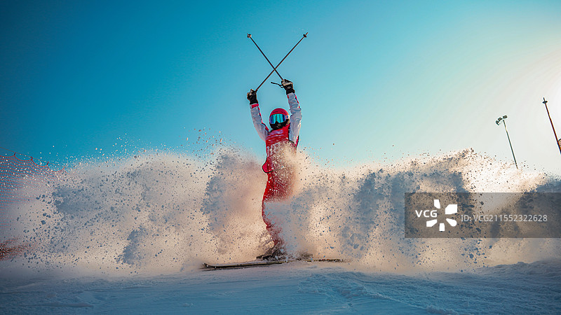 双板呲雪一瞬间图片素材