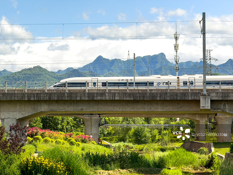 宝鸡南站西宝客专高铁动车组运行图片素材