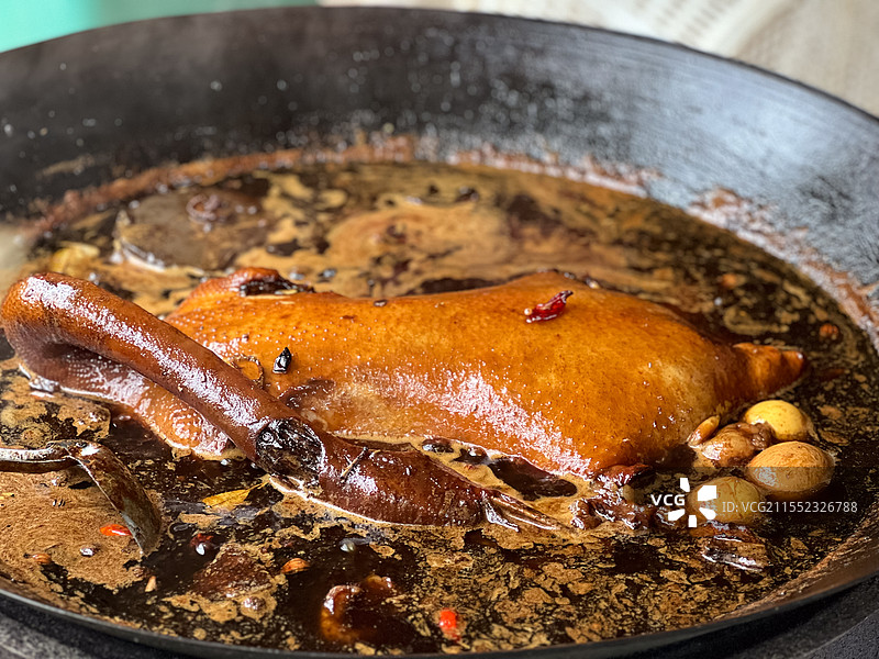 铁锅中的潮汕澄海狮头鹅卤鹅图片素材