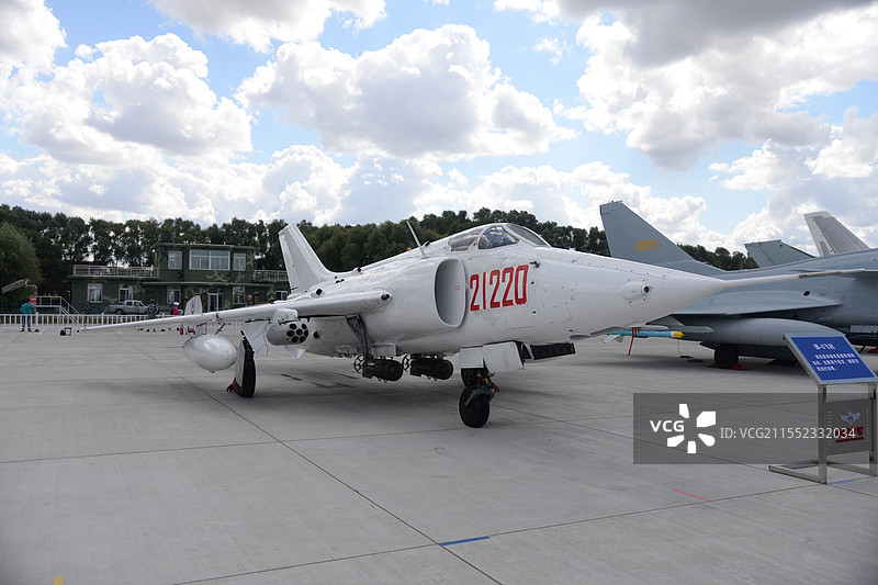 2015年长春空军开放日地面静态展示强五A攻击机图片素材