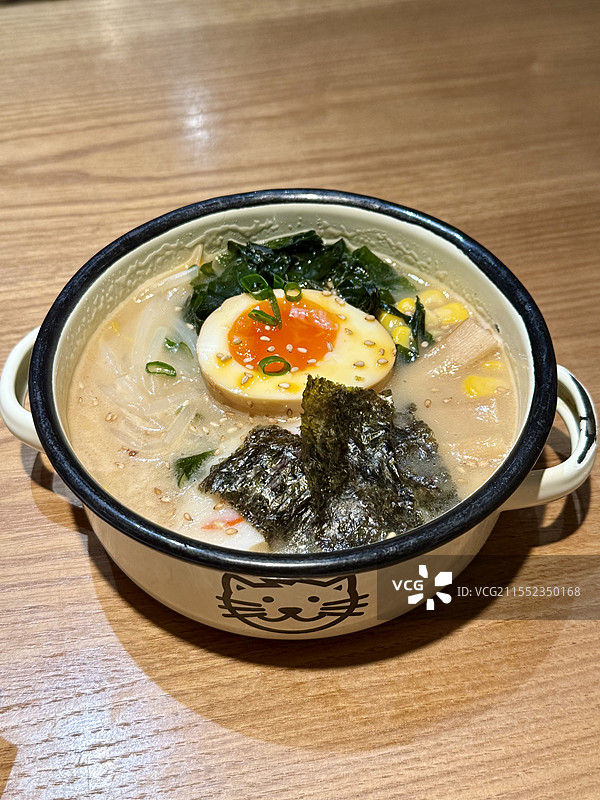 可爱小份日式豚骨拉面的特写镜头图片素材