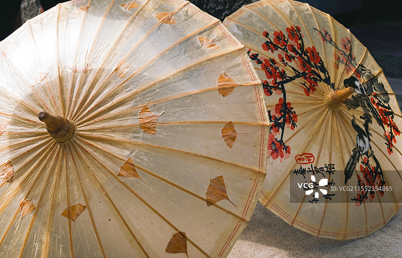 两把荥阳村油纸伞图片素材