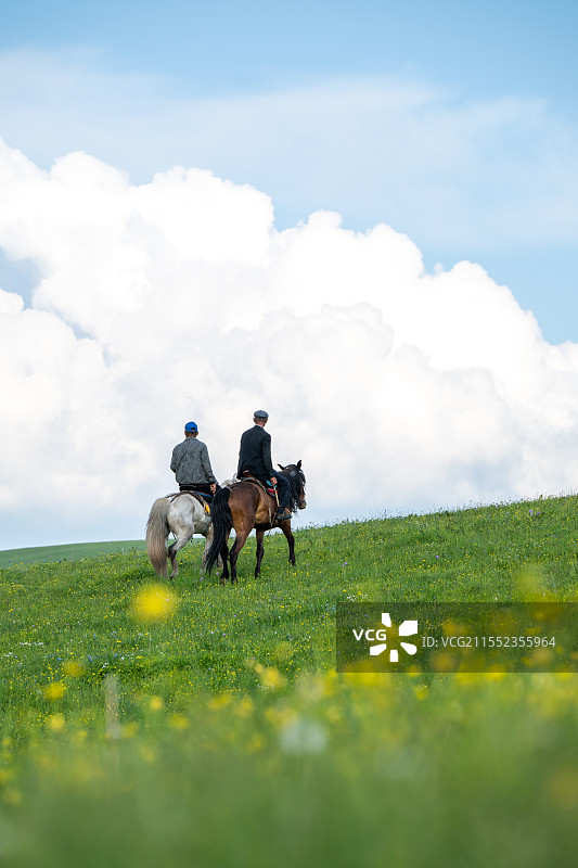晴天草原上骑马的牧民图片素材