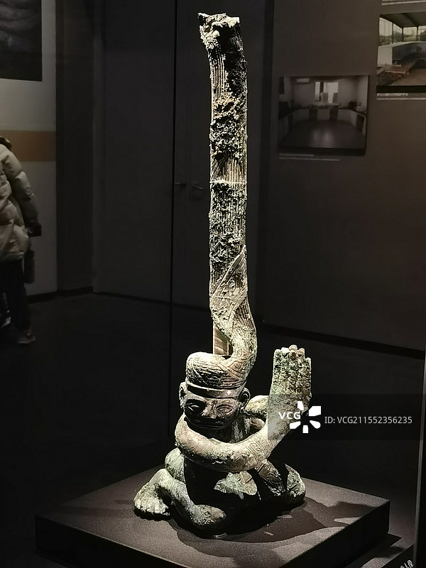 三星堆青铜扭头跪坐人像图片素材