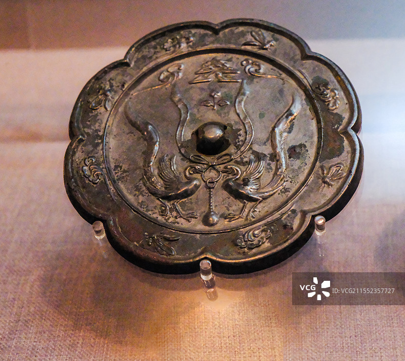 中国河南洛阳博物馆馆藏文物精品，洛阳出土文物，唐代文物，唐朝，唐代铜镜，铜镜，唐代海兽葡萄纹铜镜图片素材