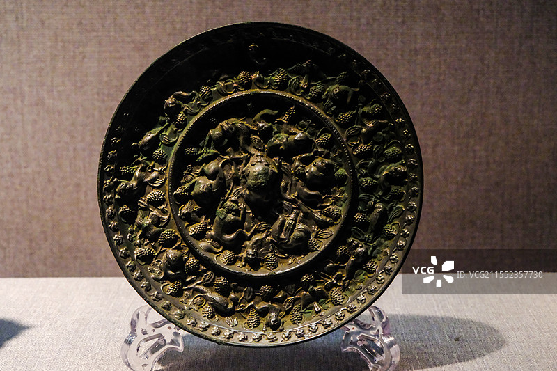 中国河南洛阳博物馆馆藏文物精品，洛阳出土文物，唐代文物，唐朝，唐代铜镜，铜镜，唐代海兽葡萄纹铜镜图片素材