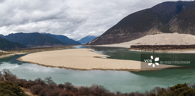 佛掌沙丘佑群山图片素材