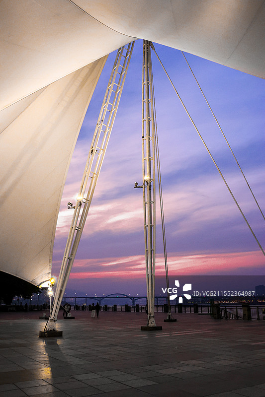 温州帆影广场的日落晚霞图片素材