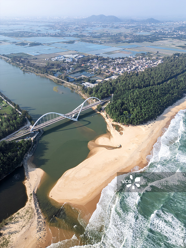 海南岛万宁市的金滩银地景区和太阳河景观大桥航拍图片素材