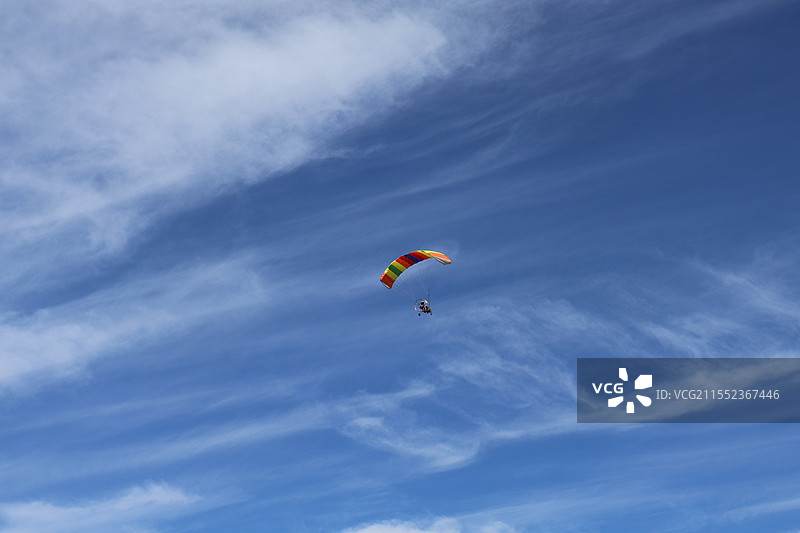 蓝色天空下的滑翔伞图片素材