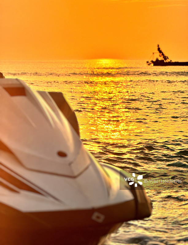 夕阳下的海上余光图片素材
