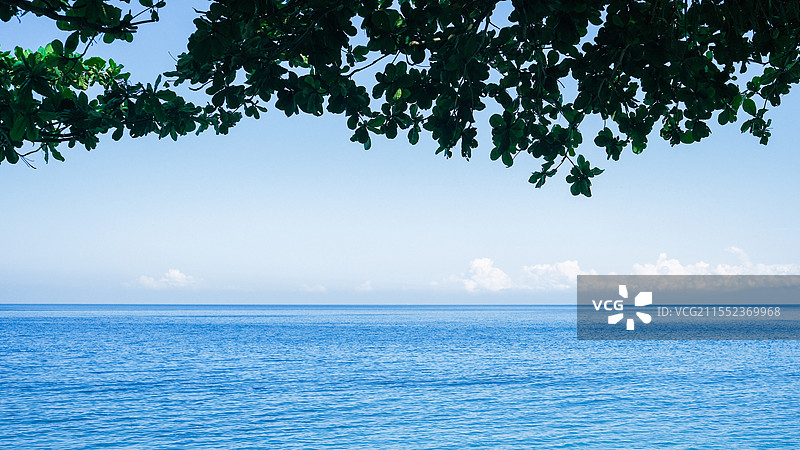 清澈蔚蓝的大海图片素材