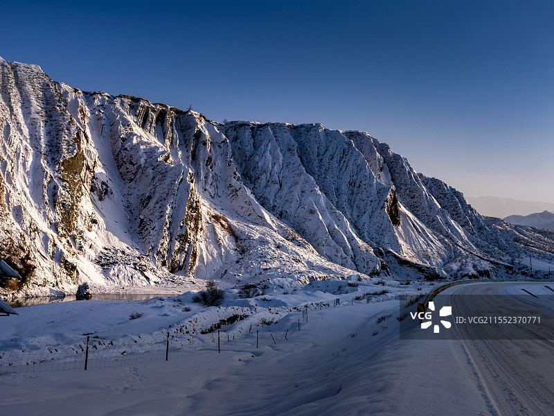 玛纳斯县红坑村冰雪丹霞图片素材