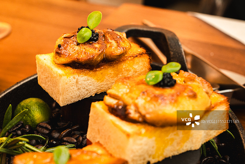 成都东郊记忆龙湖天街西餐厅菜品--鹅肝烤面包块图片素材