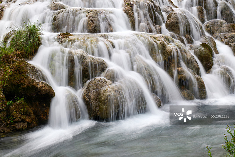 九寨沟是中国四川省的世界自然遗产地，以翠海叠瀑、彩林雪峰交织出的梦幻高山喀斯特水景闻名于世。图片素材
