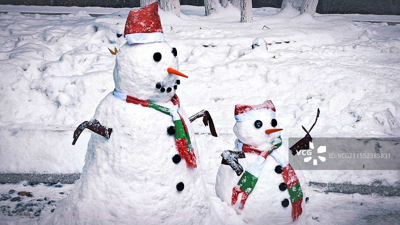 北京冬天路边的一对一大一小的可爱雪人图片素材