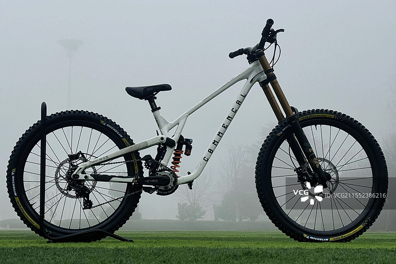 雾中的自行车图片素材